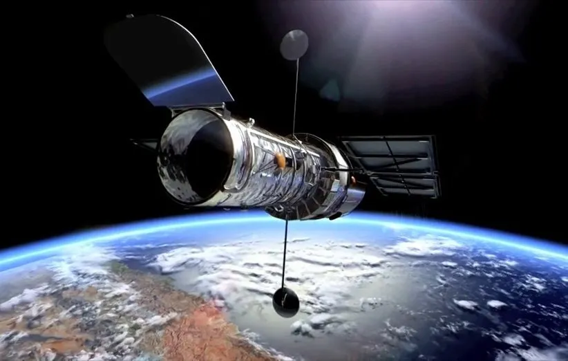 طرحی گرافیکی از تلسکوپ فضایی هابل و درپوش دهانه‌ی آن