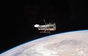 نمایی از تلسکوپ فضایی هابل بر فراز زمین