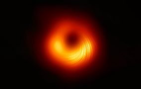تصویر سیاهچاله‌ی مرکز کهکشان M87 در نور قطبیده