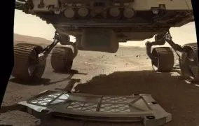 نمایی از درپوش سیستم نمونه‌برداری مریخ‌نورد پشتکار