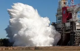 آخرین آزمایش آتش داغ اَبَرموشک «سامانه‌ی پرتاب فضایی» (SLS) ناسا