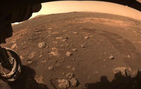 تصویری که مریخ‌نورد پشتکار هنگام حرکت روی خاک مریخ گرفته است.