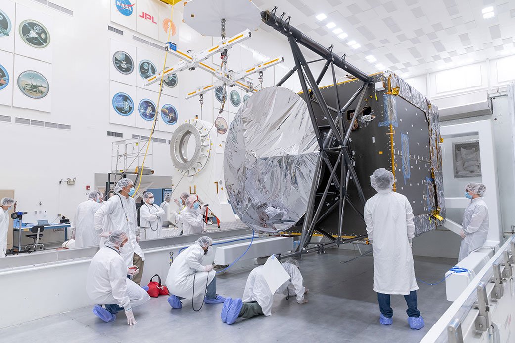 قرار دادن شاسی فضاپیمای سایکی در اتاق سفید JPL