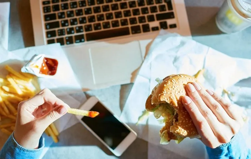 مضرات فست‌فود برای سلامت ذهنی