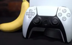 موز به عنوان دسته‌ی پلی‌استیشن