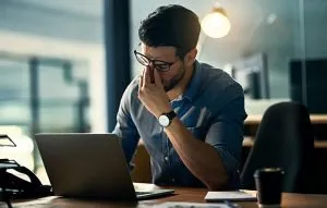 7 نشانه‌ی بارز فرسودگی شغلی و روش مقابله با آن‌ها