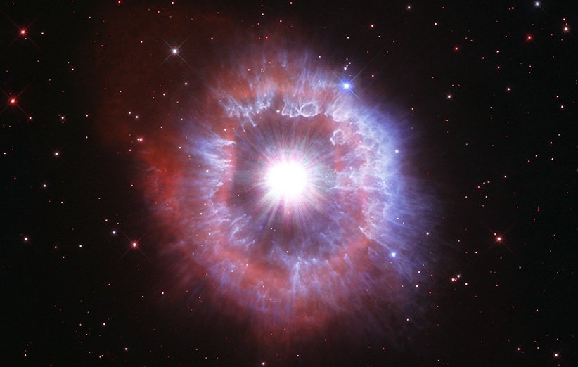 بخشی از تصویر هابل از ستاره‌ی ای‌جی شاه‌تخته به عنوان یکی از شناخته‌شده‌ترین ستارگان متغیر آبی درخشان