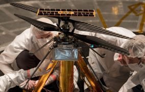 اعضای تیم بالگرد مریخ‌پیمای نبوغ در بستر آزمایشی JPL مشغول کار بر روی نمونه‌ی زمینی آن