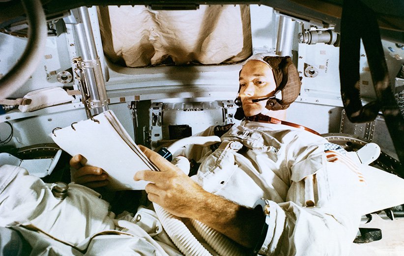 مایکل کالینز در حالی که تنها در کپسول مداری مأموریت آپولو 11 قرار دارد.
