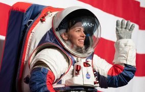 کریستین دیویس در نمونه‌ی اولیه‌ی لباس فضانوردی جدید ناسا
