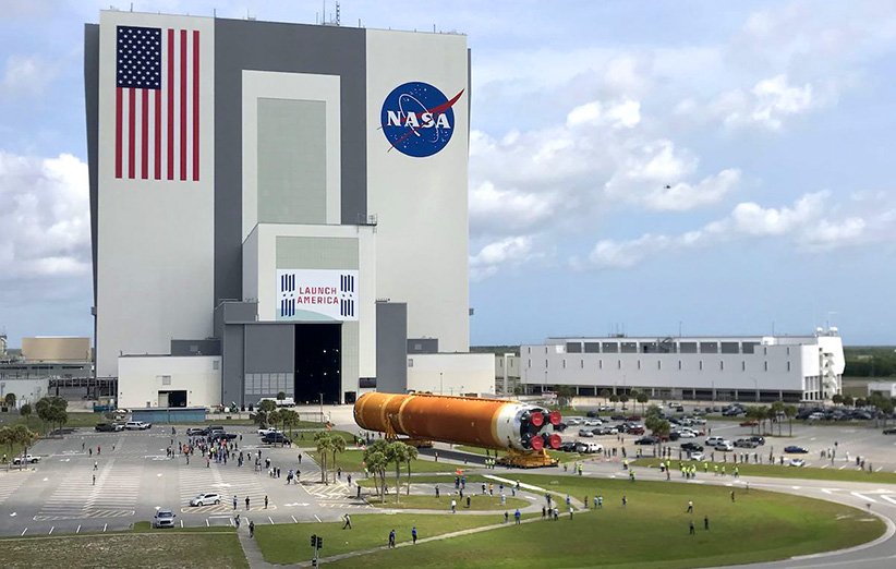 رسیدن هسته‌ی مرکزی موشک سامانه‌ی پرتاب فضایی به ساختمان مونتاژ