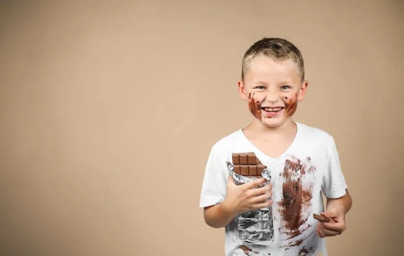 پاک کردن لکه‌ی شکلات از روی پارچه