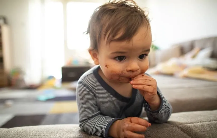 پاک کردن لکه‌ی شکلات از روی مبل