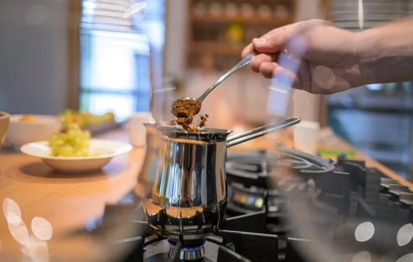 قهوهی عربی - اضافه کردن پودر قهوه به آب