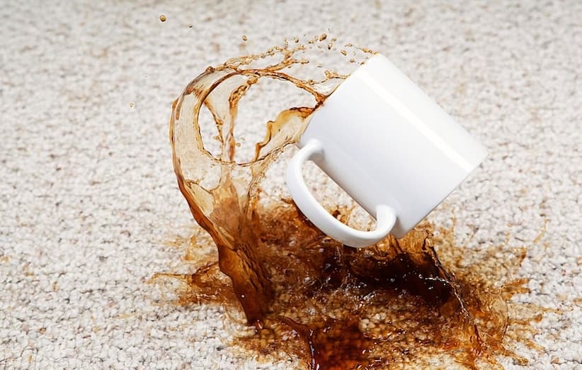 لکه‌ی قهوه روی فرش یا خوشخواب