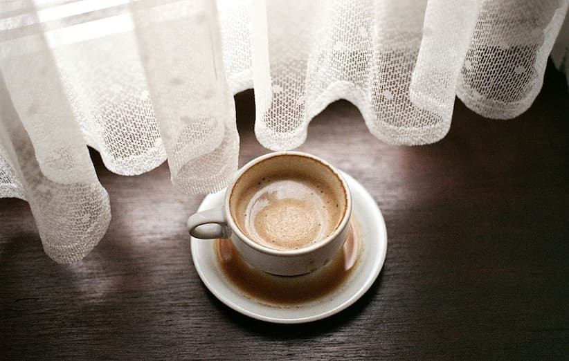 لکه‌ی قهوه روی لیوان و فنجان