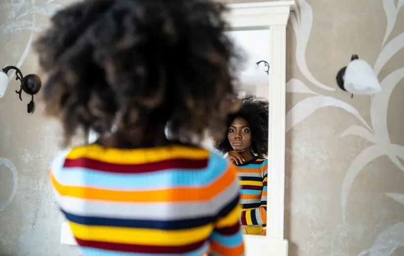 خانمی در برابر آینه