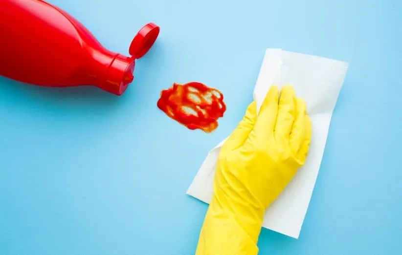 پاک کردن لکه‌ی گوجه‌فرنگی از روی چرم