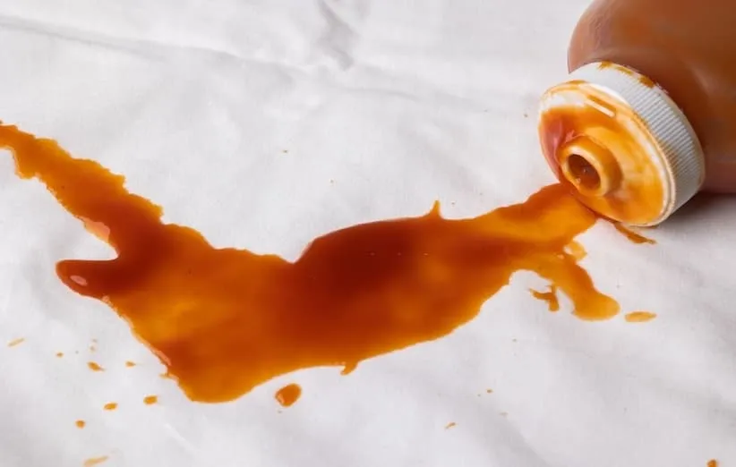 پاک کردن لکه‌ی گوجه‌فرنگی از روی پارچه