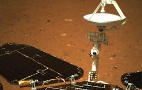 نخستین عکس رنگی مریخ‌نورد ژورونگ چین بر سطح مریخ