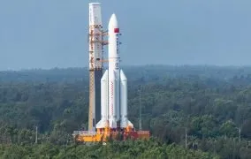 موشک لانگ‌مارچ 5بی وای2 (Long March 5B Y2) در سکوی پرتاب پایگاه فضایی ونچانگ (Wenchang)