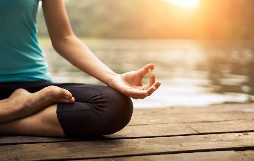 آرامش یوگا و ساحل غروب