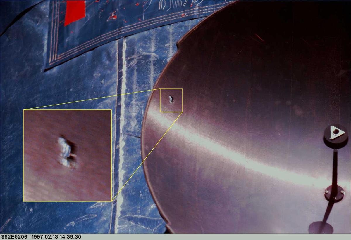 آسیب رساندن زباله‌های فضایی به آنتن تلسکوپ فضایی هابل در سال 1997