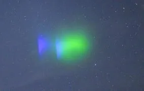 رنگ سبز و بنفش ابرهای بخار یونیزه شده‌ی باریم که توسط ناسا آزمایش شد.