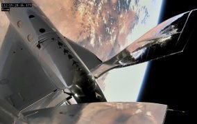 نمایی از فضاپیمای اسپیس‌شیپ در لبه‌ی فضا