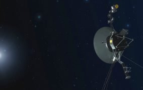 طرحی گرافیکی از کاوشگر وویجر 1 در فضا