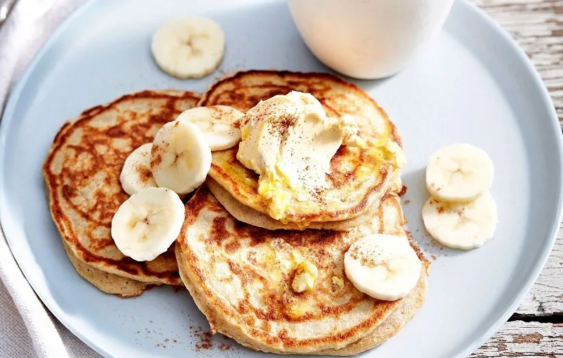 پنکیک موز و کره‌ی بادام