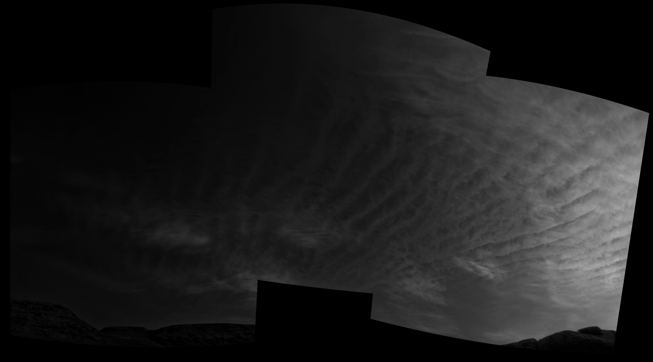 عکس مریخ‌نورد کنجکاوی از ابرهای مریخی، درست پس از غروب آفتاب در 31 مارس