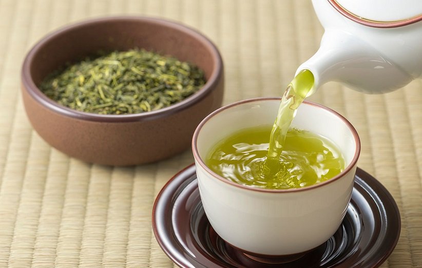 16 خطر مهم مصرف زیاد چای سبز • دیجی‌کالا مگ