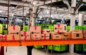 جعبه های دیجی کالا در مرکز پردازش سفارش ها