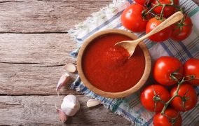 5 روش عالی برای پاک کردن لکه‌ی گوجه‌فرنگی از پارچه و سطوح مختلف