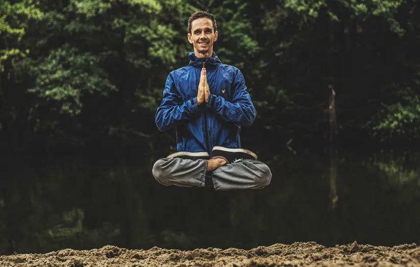 انجام تمرینات یوگا توسط یوگی مرد