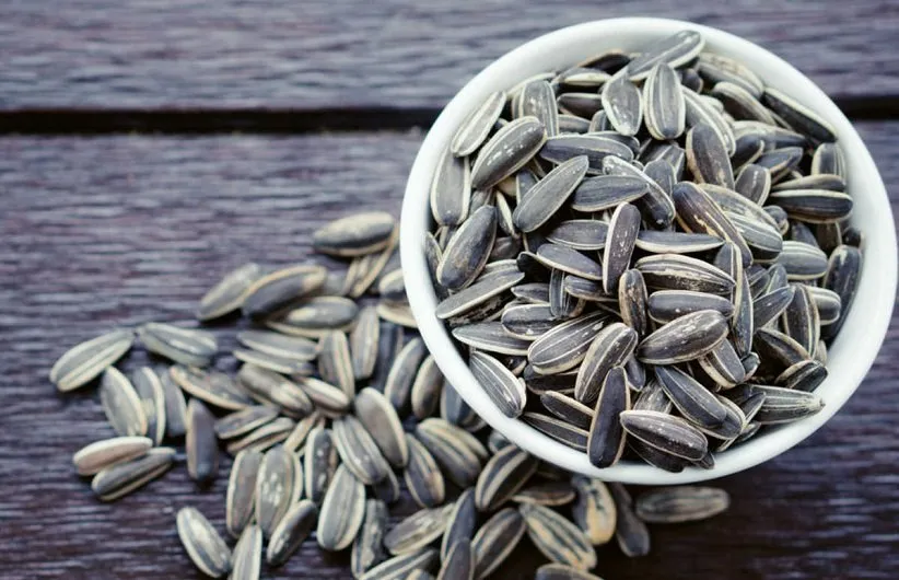 ویتامین E در آجیل و تخم آفتابگردان