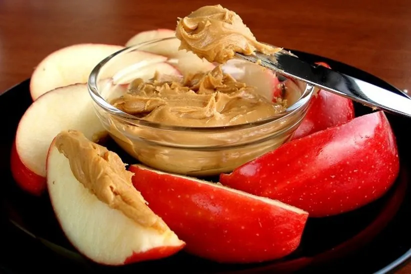 برشهای سیب و کرهی بادام زمینی