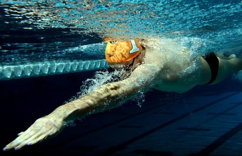 شنا کردن بلافاصله پس از غذا خوردن منجر به گرفتگی ماهیچه‌ها می‌شود