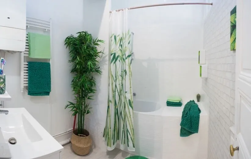 7. حمام را با یک پرده‌ی دوش جدید برای تابستان آماده کنید