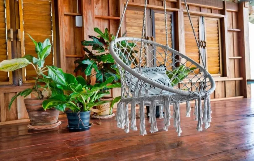 5. با یک فرش، پاسیو را به فضای قابل استفاده تبدیل کنید