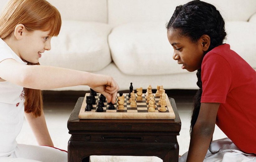 دو نوجوان در حال بازی شطرنج