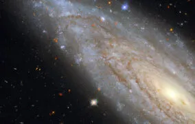 نگاه عمیق هابل به کهکشان مارپیچی NGC 3254