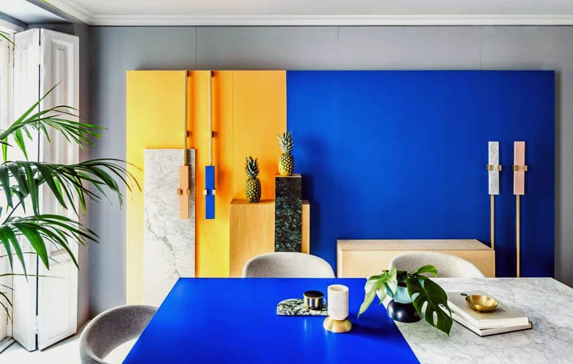 دکوراسیون آشپزخانه که با رنگ آبی و زرد تلفیق شده است