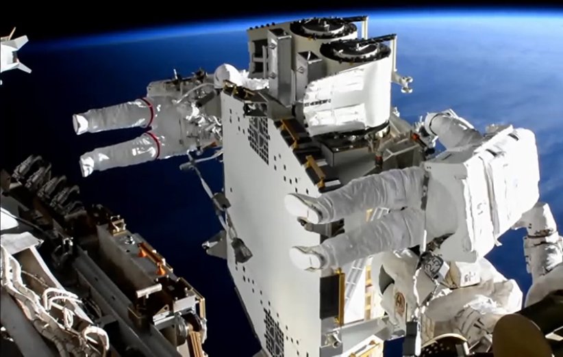 فضانوردان مشغول باز کردن دومین آرایه‌ی خورشیدی جدید ایستگاه فضایی بین‌المللی