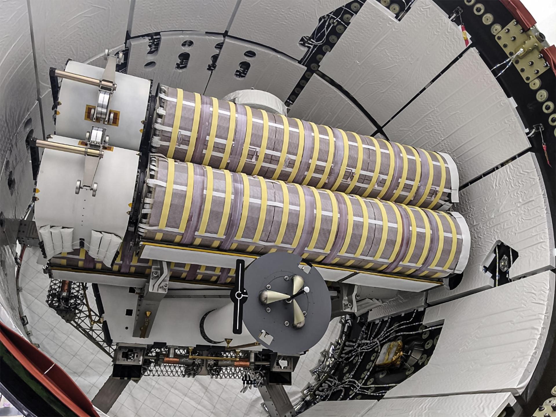 آرایه‌های خورشیدی جدید ایستگاه فضایی بین‌المللی در کپسول باری دراگون اسپیس‌ایکس