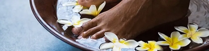 ۱۹ اسکراب خانگی برای رفع خشکی و زبری پوست پا