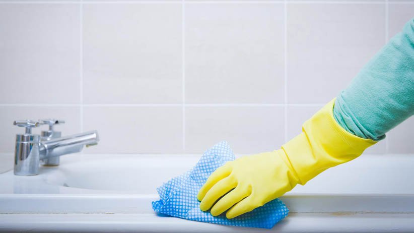 تمیز کردن وان حمام با دستمال