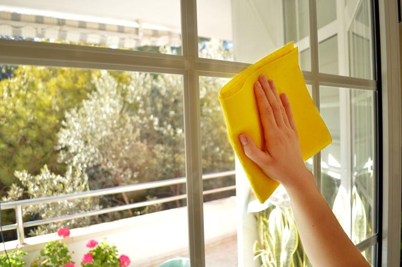 تمیز کردن پنجره ها باعث نور بیشتر در خانه می شود