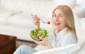 رژیم یائسگی؛ تغذیه چه تأثیری بر علائم شما در این دوره دارد؟